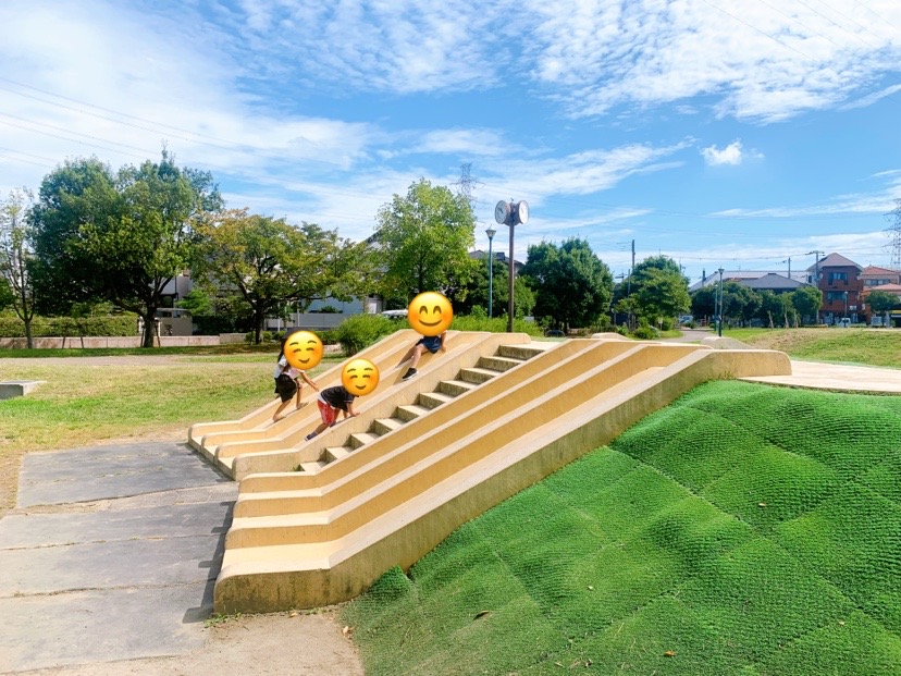 車塚公園の滑り台で遊ぶ子供たち