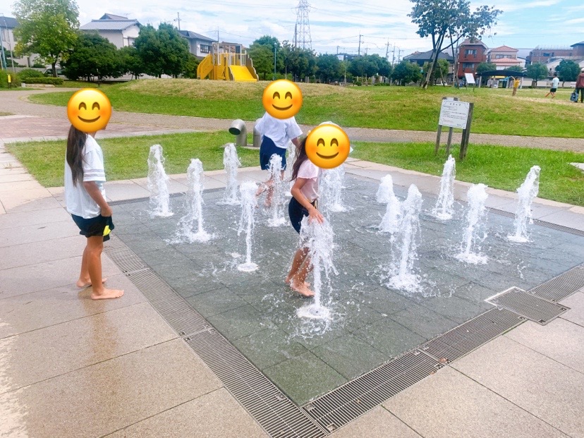 車塚公園の噴水で遊ぶ子供たち